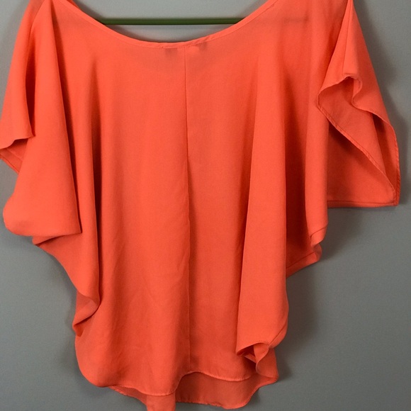 Tops - 👀Orange short sleeve crop top👀